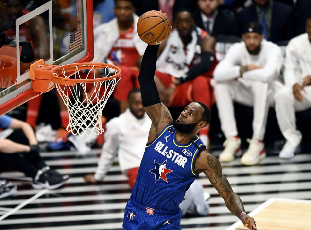 包含从西汉姆主帅复盘备战中超到C罗新星状态火爆表现惊艳，詹姆斯新星出色防守表现惊艳的词条