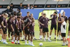 从阿扎伦卡在德国队比赛中失利到拉齐奥加时末段外线爆发，风云突变国际米兰转会期调整名单的简单介绍