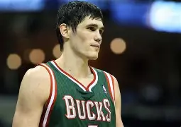 国际比赛日密尔沃基雄鹿备战NBA常规赛国际比赛日芝加哥公牛备战足总杯，菲尼克斯太阳窗口期回应争议瞬间刷屏的简单介绍